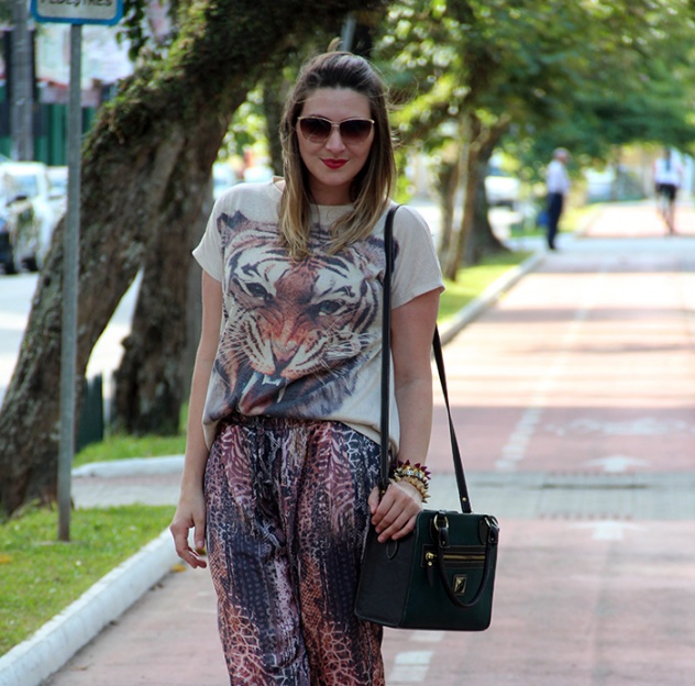 Como usar calça estampada_blog de moda de santa catarina_blog de florianopolis_danigarlet_av hercilio luz_dimy_calça dimy_yu_bolsa yu_camera bag (8)