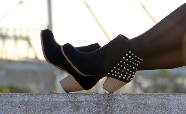 bota baixa com spikes_botinha salto baixo_danigarlet_look com sobreposição de peças_short jeans preto_destroyed jeans_ponte hercilio luz_florianopolis_centro de floripa (10)