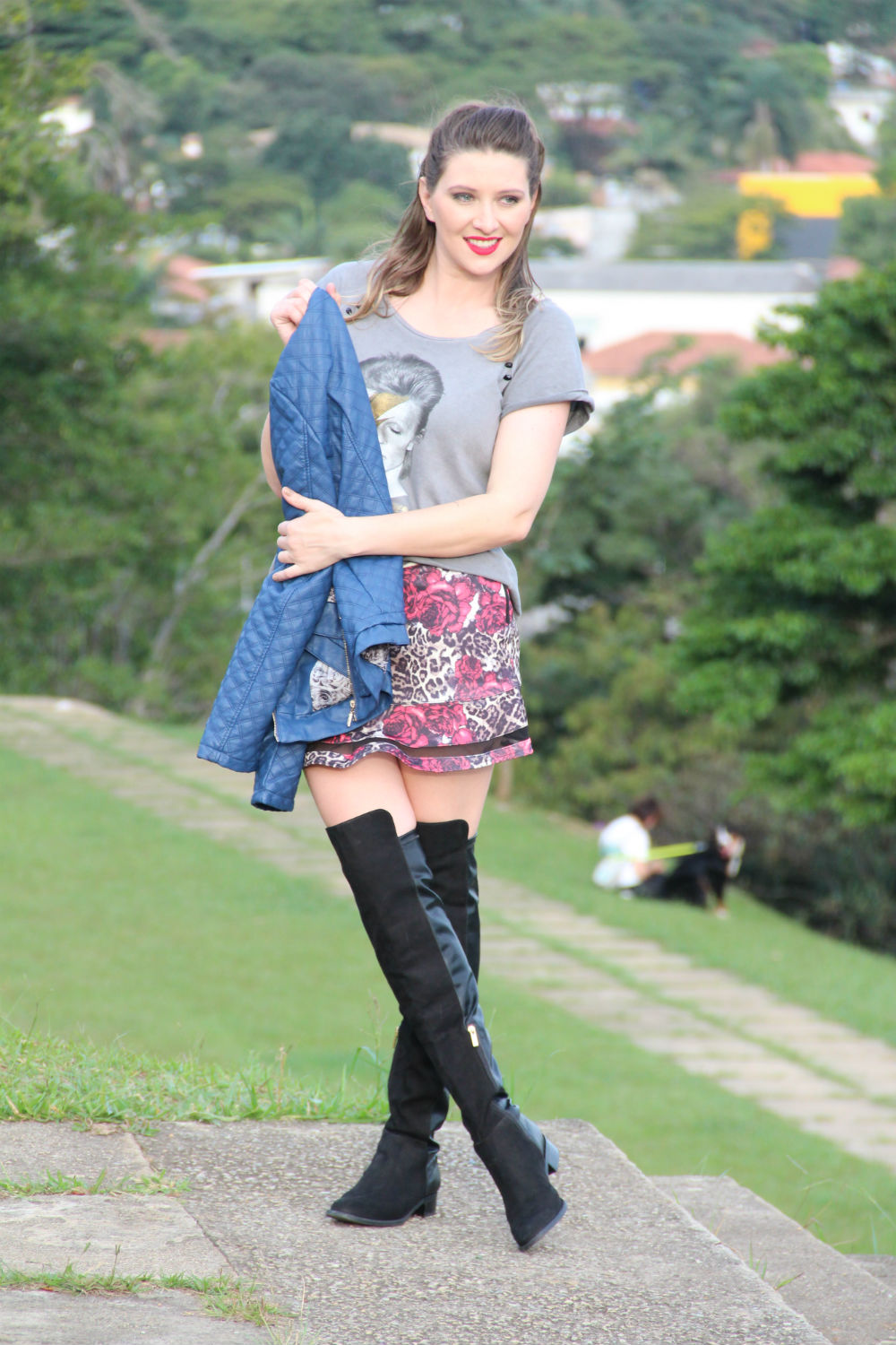 jaqueta de couro azul_ jaqueta matelasse_danigarlet blog_ botas acima dos joelhos_ botas over the knee_ bota carrano_ mulher arrazo _ xiquita bakana_ saia floral_ (5)