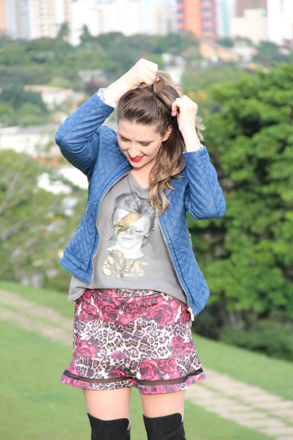 _jaqueta de couro azul_ jaqueta matelasse_danigarlet blog_ botas acima dos joelhos_ botas over the knee_ bota carrano_ mulher arrazo _ xiquita bakana_ saia floral_ (6)